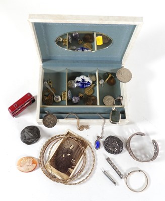 Lot 426 - A collection of items to include a 9ct gold...