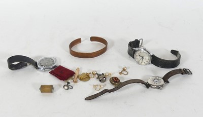 Lot 477 - A collection of items to include vintage...