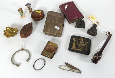 Lot 492 - A collection of items to include a mother of...