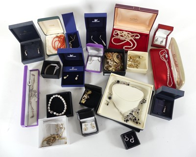 Lot 445 - A collection of jewellery, to include a 9ct...