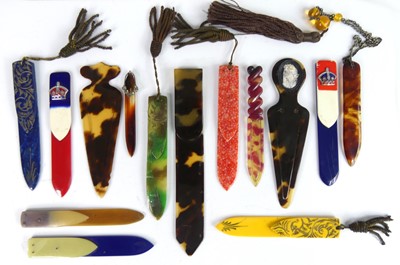 Lot A collection of early 20th century bakelite,...