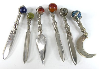 Lot A collection of six Victorian hardstone set...