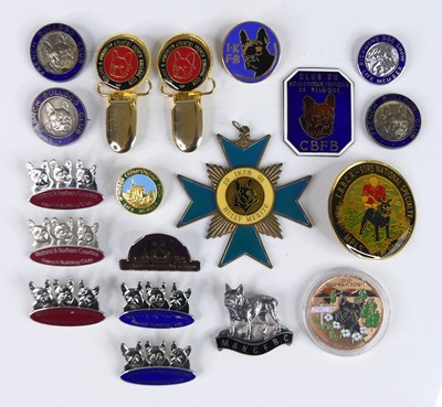 Lot 90 - A collection of various enamel and other...