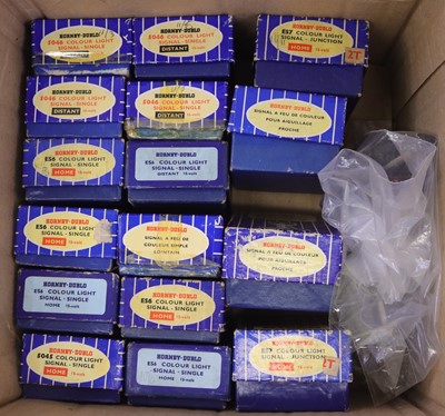 Lot 456 - A collection of 25 boxed and unboxed Hornby...