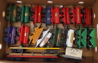 Lot 190 - One tray containing various Hornby 0 gauge...