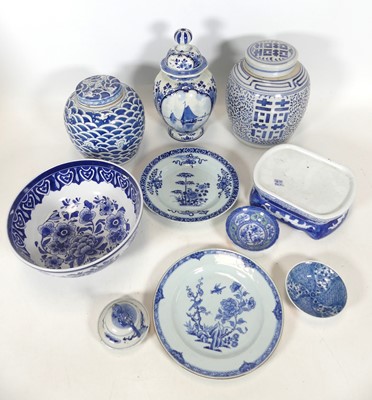 Lot 133 - A collection of ceramics to include a Chinese...