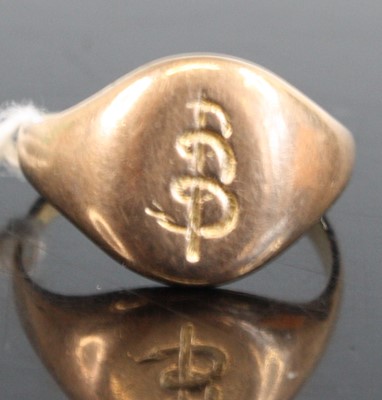 Lot 329 - A George V 9ct gold signet ring, size Q, 5.4g