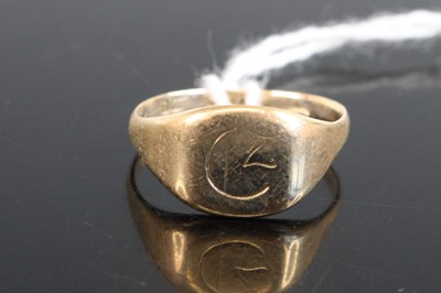 Lot 331 - A vintage 9ct gold signet ring, size M, 2.7g