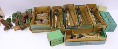 Lot 185 - A collection of Hornby 0 gauge accessories to...