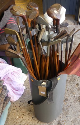 Lot 1199 - A collection of various vintage hickory shaft...