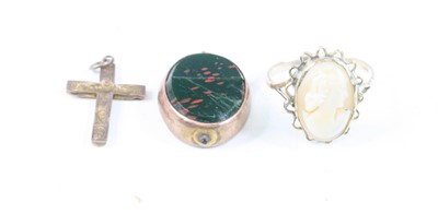 Lot 369 - A 9ct gold carved shell cameo ring, size P,...