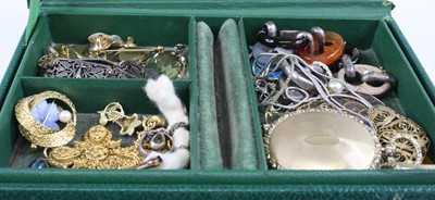 Lot 378 - A leather jewellery box and contents to...