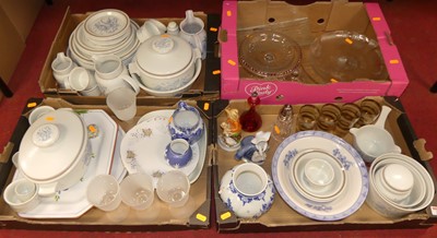 Lot 218 - A collection of ceramics and glass, to include...