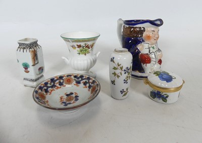 Lot 252 - A collection of ceramics and glass, to include...