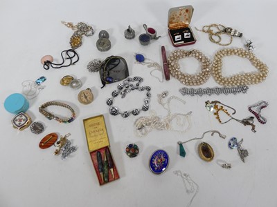 Lot 318 - A collection of miscellaneous items, to...