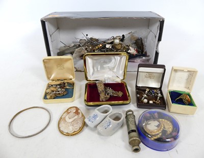Lot 319 - A collection of miscellaneous items, to...