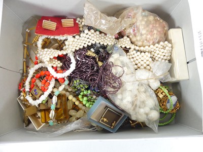 Lot 385 - A collection of miscellaneous costume...