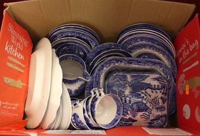 Lot 532 - A collection of ceramics, to include blue and...