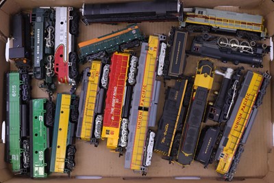 Lot 811 - One tray of various HO scale American Outline...