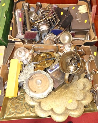 Lot 262 - A collection of metalware to include a pair of...