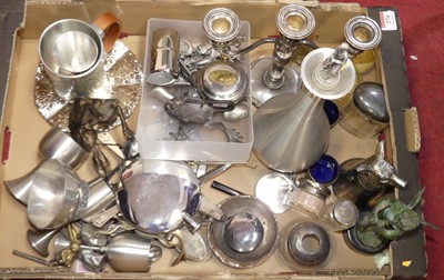 Lot 274 - A collection of metal ware to include a...