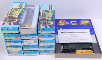 Lot 815 - 16 various boxed Athearn HO Scale American...
