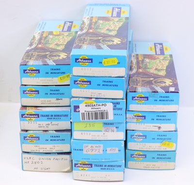 Lot 819 - 15 various boxed Athearn HO Scale American...