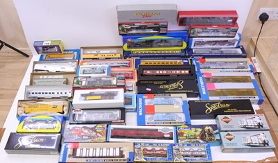 Lot 953 - 3 trays of various HO scale American outline...