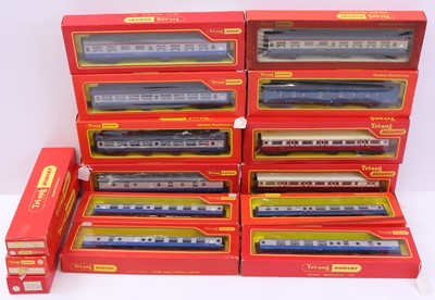 Lot 691 - One tray containing Triang 00 gauge BR...