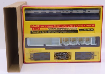 Lot 642 - Triang 00 gauge rare assembly pack for a Main...