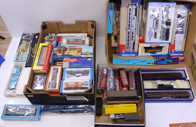 Lot 933 - 2 boxes of various HO scale American Outline...