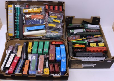 Lot 925 - 3 trays of various HO scale American outline...