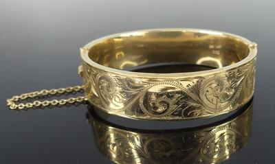 Lot 2510 - A 9ct yellow gold hollow oval hinged bangle,...