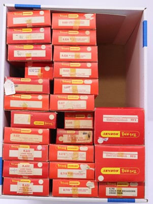 Lot 676 - 25 Triang 00 gauge bogie modern image wagons...