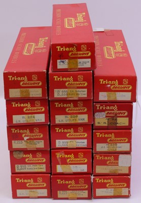 Lot 693 - One tray containing various 00 gauge Triang...