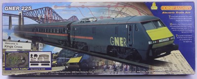 Lot 465 - Hornby 00 gauge GNER 225 set comprising a...