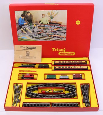 Lot 622 - Triang RS47 Twin Train set containing 4-4-0 BR...