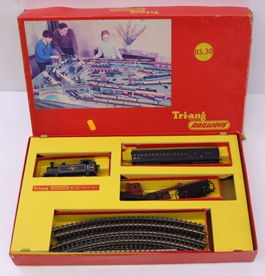 Lot 623 - Triang RS30 Breakdown Train Set containing 0-6-...