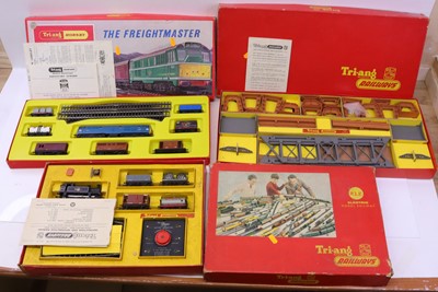 Lot 641 - Three Triang 00 gauge sets to include a R432...