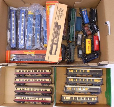 Lot 667 - A mixed tray of mainly Triang 00 gauge to...