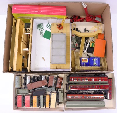 Lot 455 - One tray of mixed Hornby Dublo to include a...