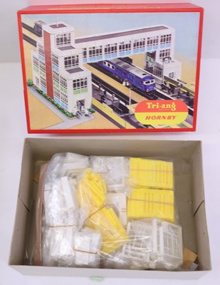 Lot 698 - Triang Hornby 00 gauge R589 Ultra Modern...