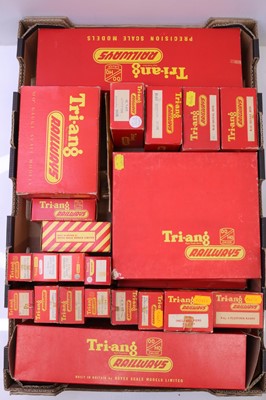 Lot 706 - Triang 00 gauge accessories to include R.76...