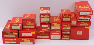 Lot 702 - Two trays containing various Triang 00 gauge...