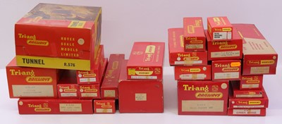 Lot 703 - Two trays containing various Triang 00 gauge...