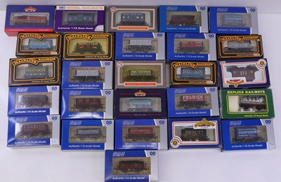 Lot 579 - One tray containing twenty-five 00 gauge...