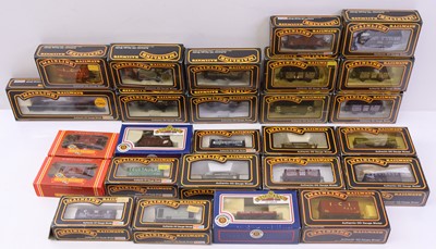 Lot 580 - One tray of twenty-six 00 gauge wagons, mainly...