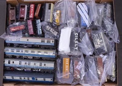 Lot 581 - One tray of loose 1980's-2000's Hornby 00...