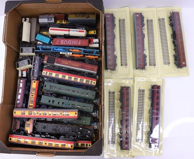 Lot 588 - One tray containing various loose 00 gauge...