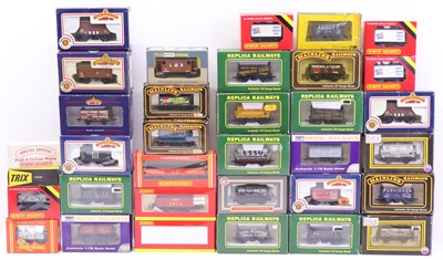 Lot 594 - One tray containing various 00 Gauge wagons,...